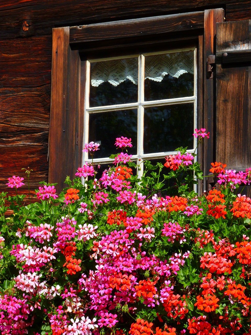 Ge ditt hus en genuin känsla med spröjsade sidohängda fönster